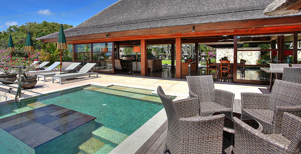 Indah Manis - Pool and living room
